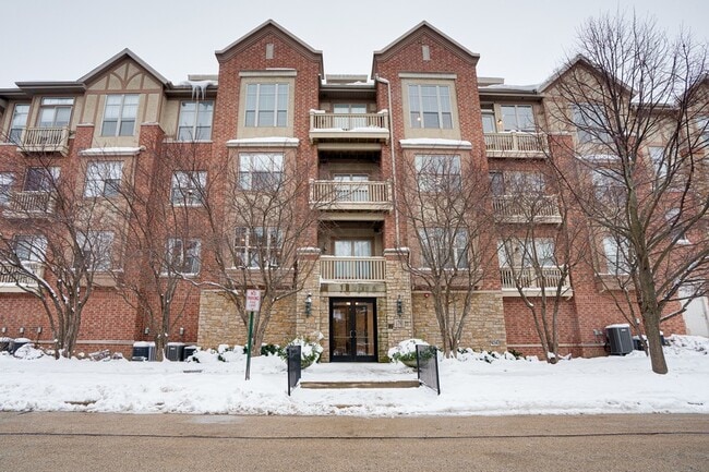 1781 Tudor Ln, Unit 308 in Northbrook, IL - Foto de edificio - Building Photo