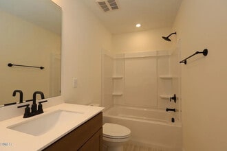 Room in House on Dimaggio Dr in Raleigh, NC - Foto de edificio - Building Photo