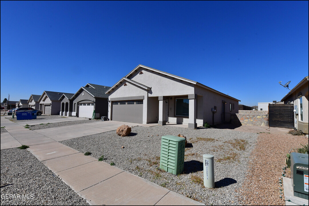 11081 Gem Valley Rd in Socorro, TX - Building Photo