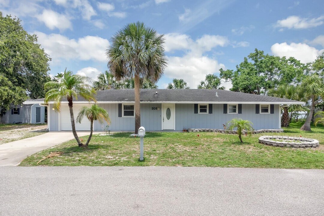 203 Parkwood Ln in Edgewater, FL - Building Photo