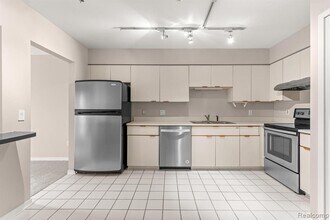 644 Ashley Cir E in Rochester Hills, MI - Foto de edificio - Building Photo