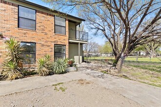 908 Isbell Rd, Unit D in Fort Worth, TX - Building Photo - Building Photo