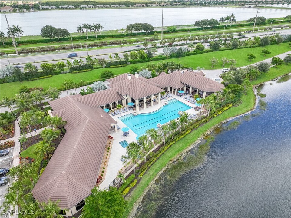 2098 Antigua Ln in Naples, FL - Building Photo