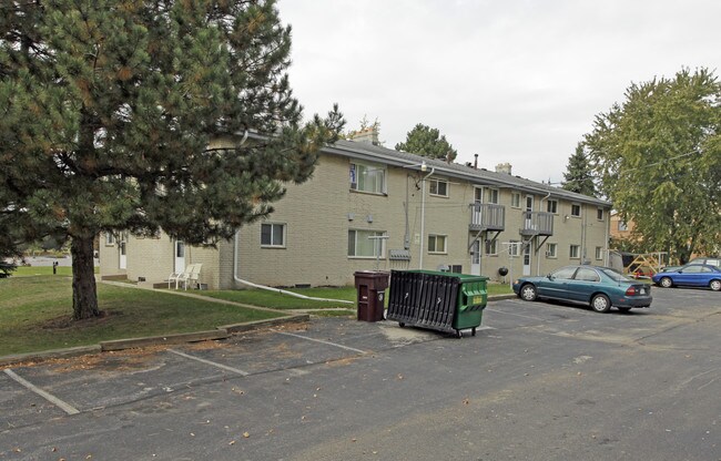 1855 S West Ave in Waukesha, WI - Foto de edificio - Building Photo