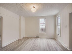 84 Isabel St W in St. Paul, MN - Building Photo - Building Photo