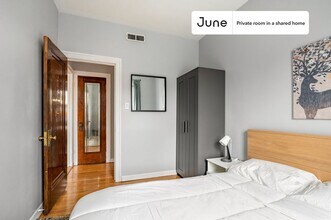 Private bedroom in 3 bed/1 bath Home in Chicago, IL - Building Photo - Building Photo