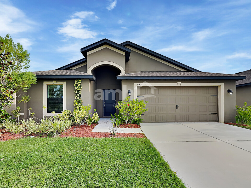 935 Wynnmere Walk in Ruskin, FL - Building Photo