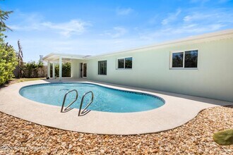 537 Royal Palm Blvd in Satellite Beach, FL - Foto de edificio - Building Photo