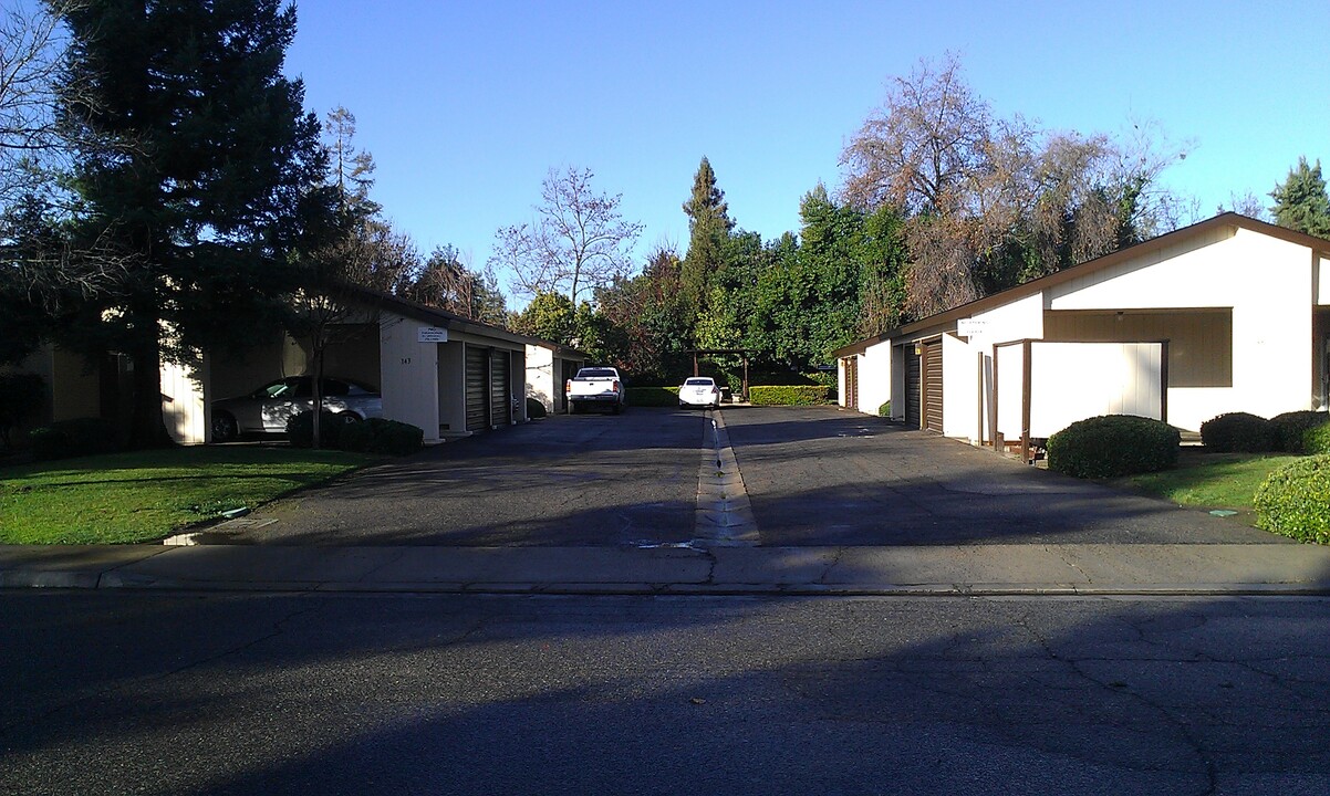 133 S Peppertree St in Visalia, CA - Building Photo