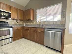 7720 Leavorite Dr in Las Vegas, NV - Building Photo - Building Photo