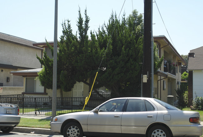 829 N Monterey St in Alhambra, CA - Foto de edificio - Building Photo