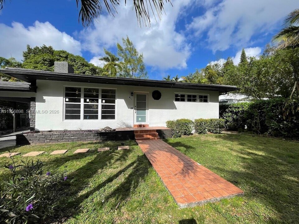 811 NE 70th St in Miami, FL - Building Photo
