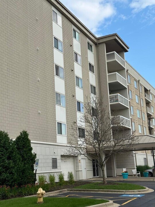 2020 St Regis Dr in Lombard, IL - Building Photo