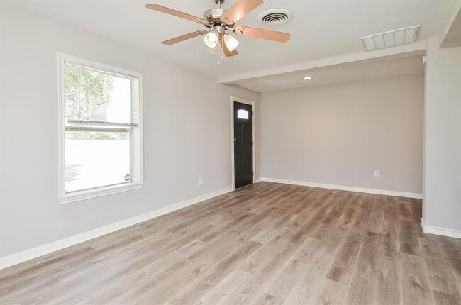 1101 W South St in Alvin, TX - Building Photo - Building Photo