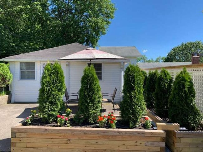 27 Oak St in Wading River, NY - Foto de edificio - Building Photo