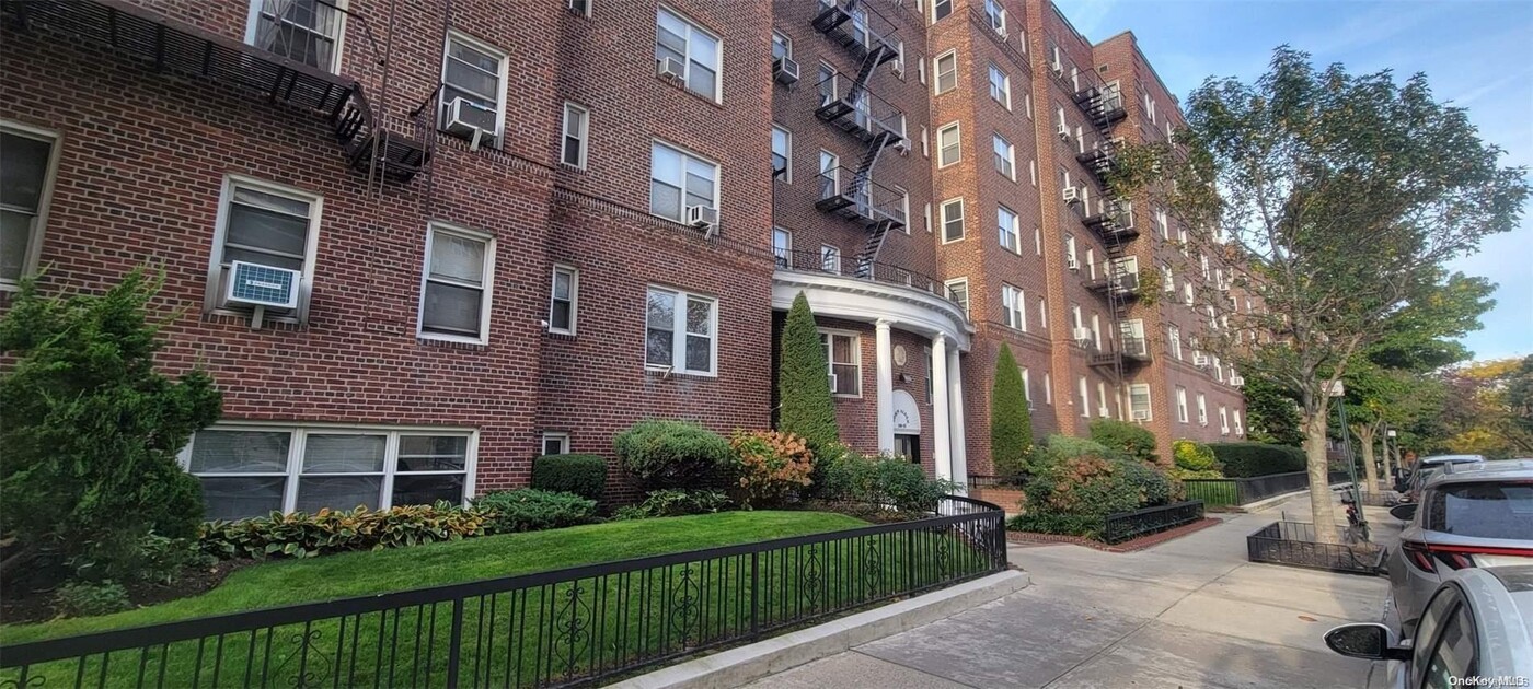 110-35 72nd Rd in Queens, NY - Foto de edificio