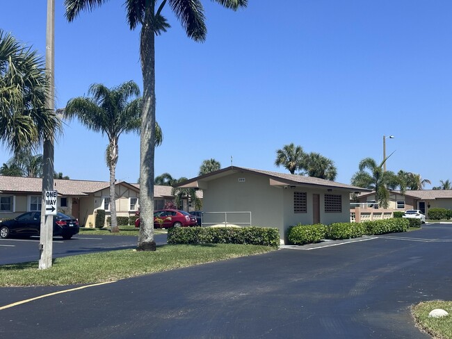 2842 Crosley Dr W in West Palm Beach, FL - Foto de edificio - Building Photo
