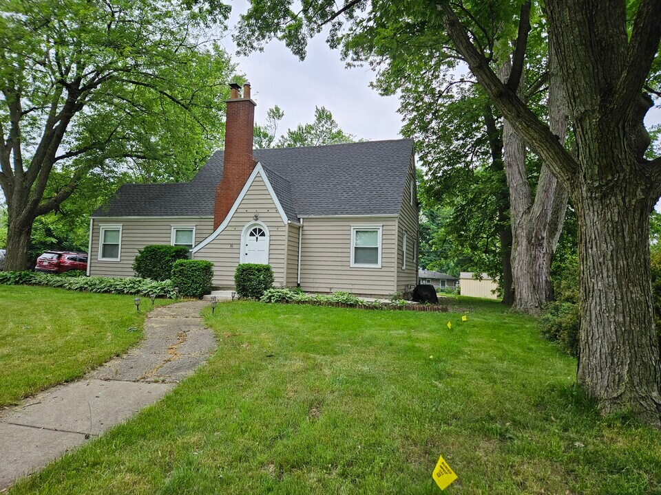 36 Deerpath Rd in Merrillville, IN - Building Photo