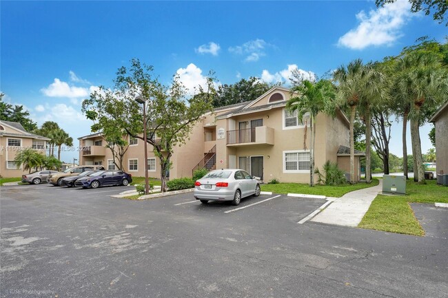 1851 NW 96th Terrace in Pembroke Pines, FL - Foto de edificio - Building Photo