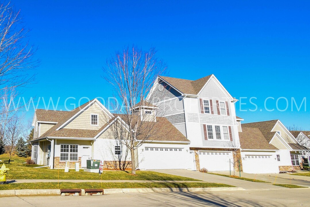 15317 Townsend Ave in Urbandale, IA - Building Photo
