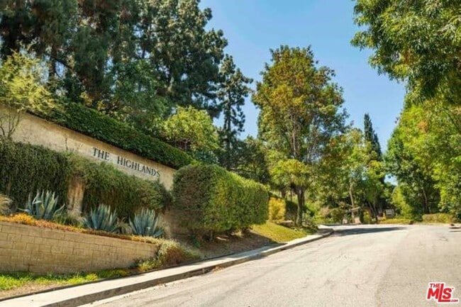 6752 Hillpark Dr, Unit 201 in Los Angeles, CA - Foto de edificio - Building Photo