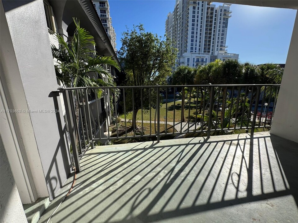 8107 SW 72nd Ave in Miami, FL - Building Photo