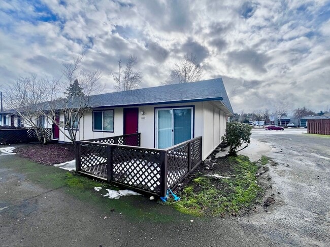 1825 NE Roberts Ave in Gresham, OR - Building Photo - Building Photo
