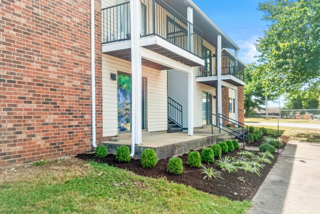 River Woods Apartments in Bowling Green, KY - Building Photo - Building Photo