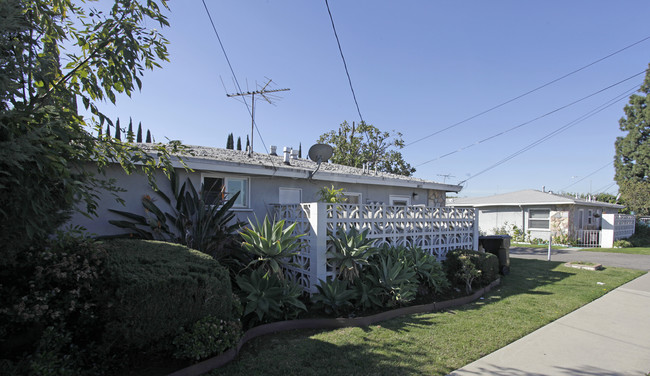 2348-2358 W Roberta Ave in Fullerton, CA - Building Photo - Building Photo