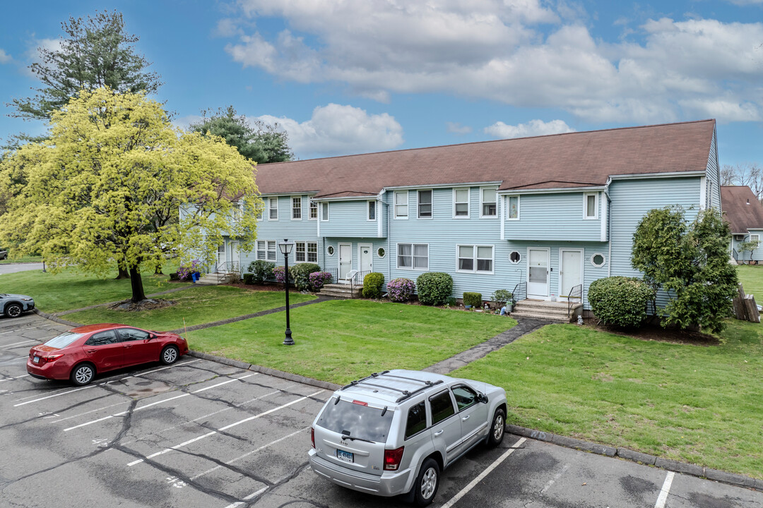 Ellington Ridge Condominiums in Ellington, CT - Building Photo