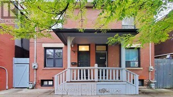 454 Gerrard St E in Toronto, ON - Building Photo