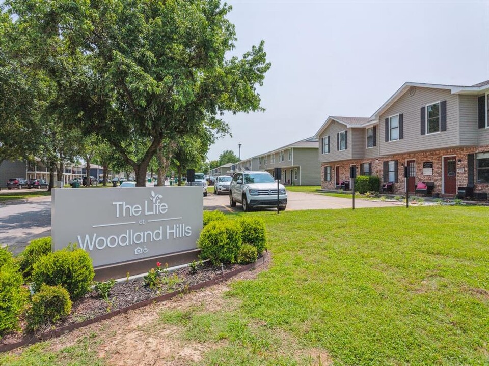 The Life at Woodland Hills in Springdale, AR - Foto de edificio