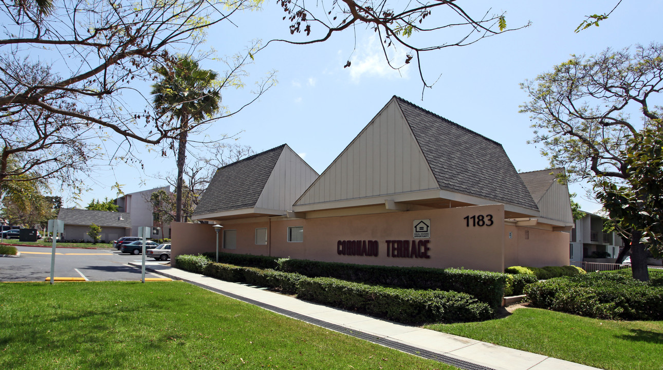 Coronado Terrace Apartments in San Diego, CA - Building Photo