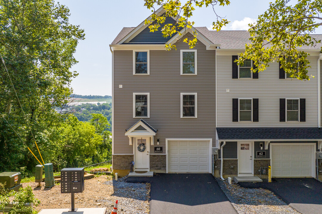 Laurel Hills Townhomes in Easton, PA - Foto de edificio