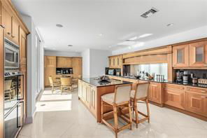 20974 NE 38th Ave in Aventura, FL - Building Photo - Building Photo
