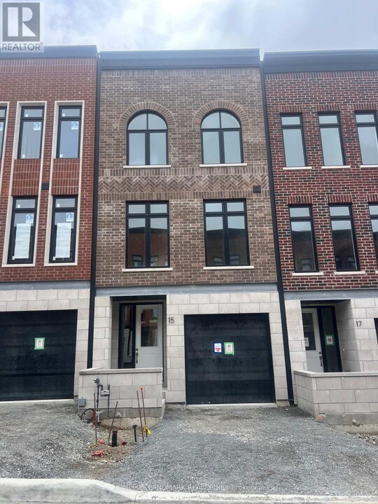 15 Chestnut Ct in Aurora, ON - Building Photo