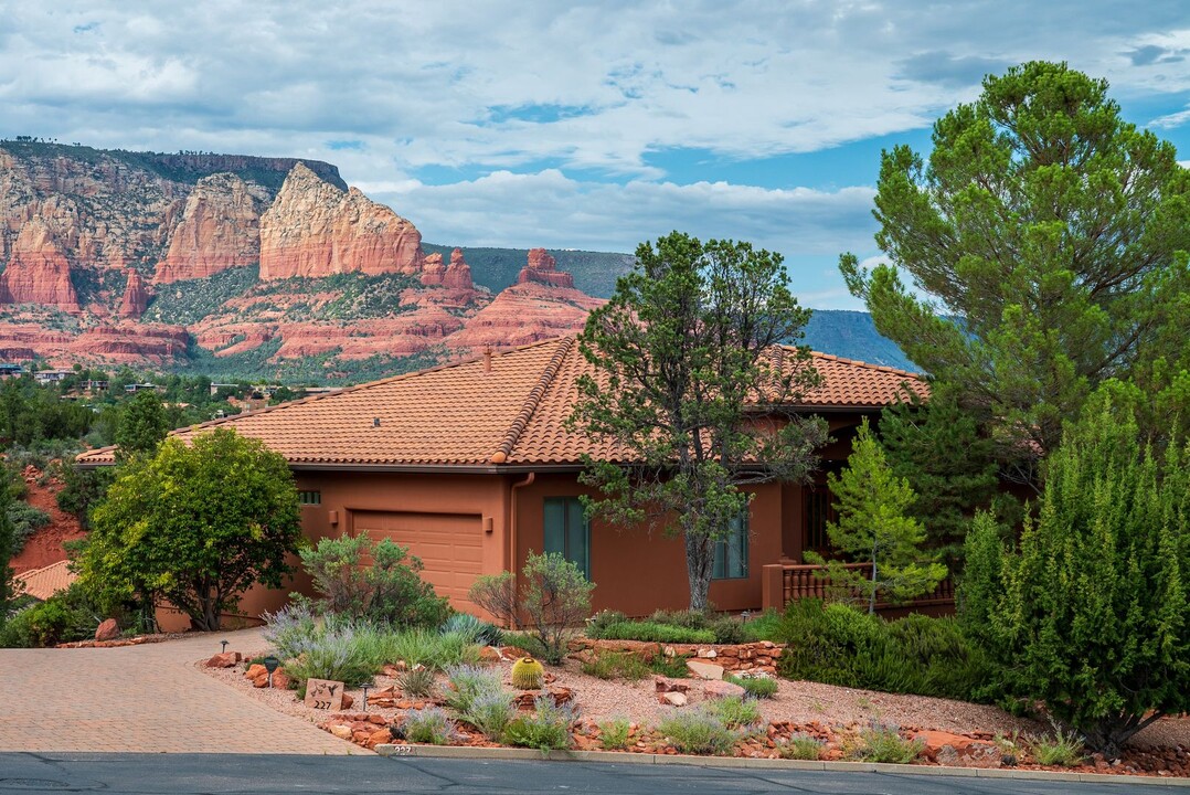 227 Les Springs Dr in Sedona, AZ - Foto de edificio