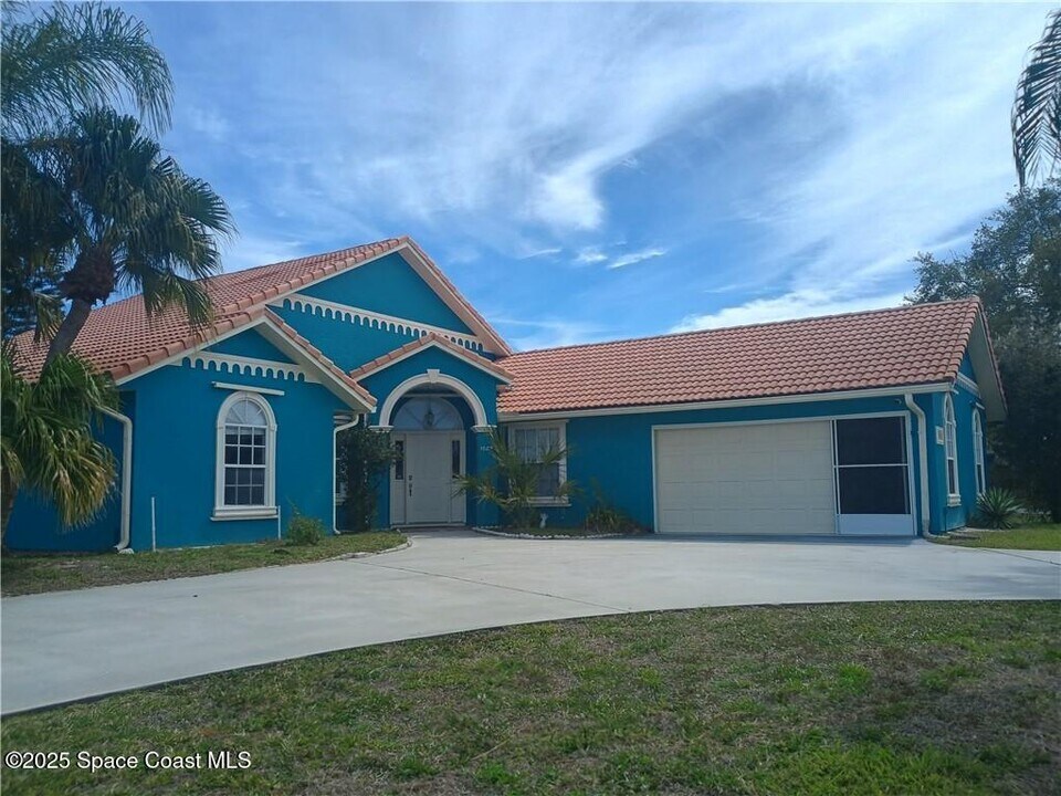 1002 Barber St in Sebastian, FL - Building Photo