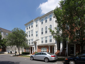 Cross Green Condominiums in Gaithersburg, MD - Foto de edificio - Building Photo