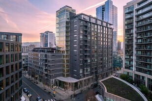 The Pinnacle Condominiums in Portland, OR - Building Photo