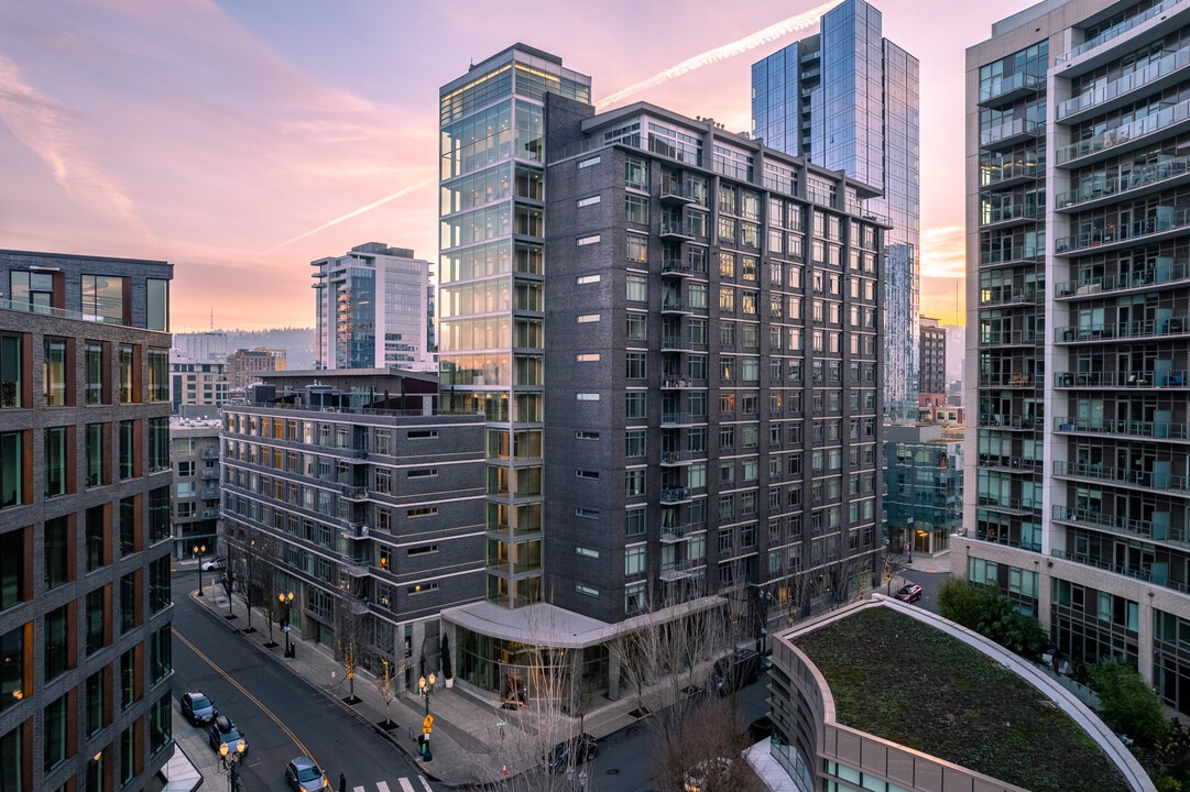 The Pinnacle Condominiums in Portland, OR - Building Photo