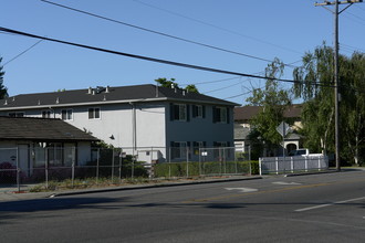 1027 Santa Cruz Ave in Menlo Park, CA - Building Photo - Building Photo