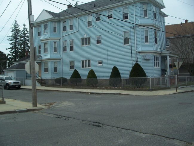 19 Horton St in Fall River, MA - Foto de edificio - Building Photo