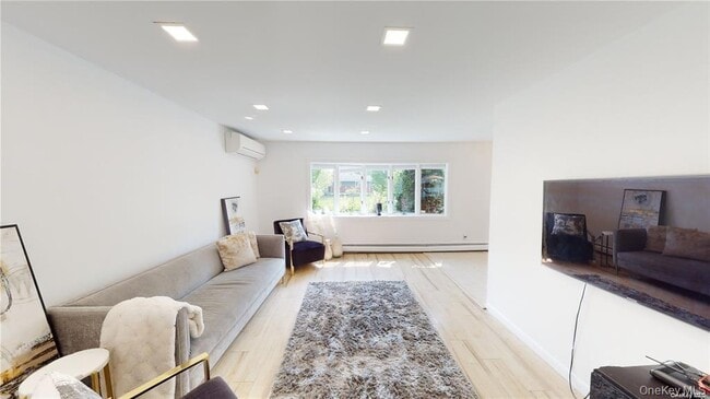 121 Woodward Pkwy in Farmingdale, NY - Building Photo - Building Photo