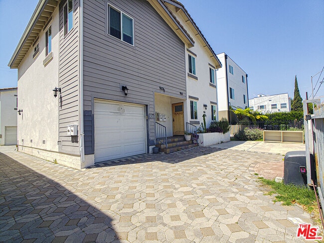 property at 963 N Wilton Pl