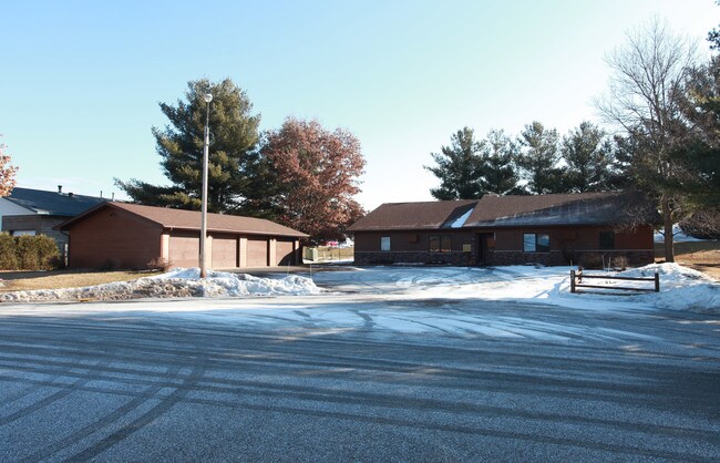 Larsons Cedar Court Apartments in Menomonie, WI - Building Photo - Building Photo