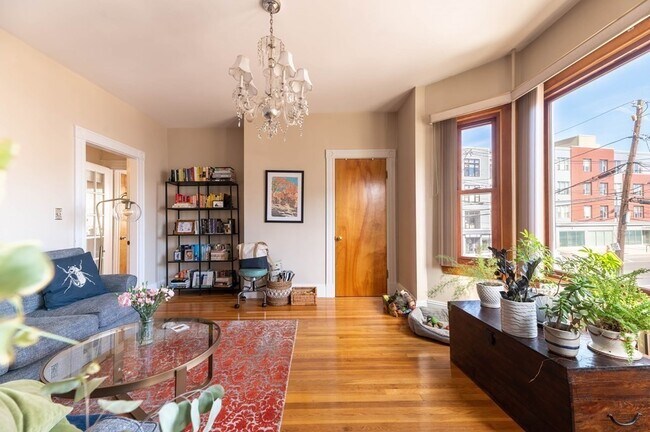 202 Washington St, Unit #2 in Somerville, MA - Building Photo - Building Photo