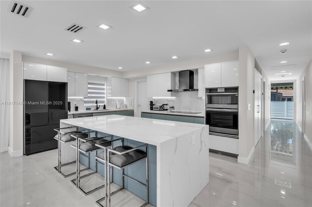1045 Hollywood Blvd in Hollywood, FL - Building Photo