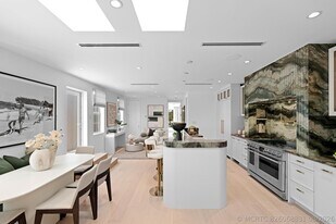 255 Royal Poinciana Way in Palm Beach, FL - Building Photo