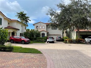 1135 Medan Ct N in Naples, FL - Foto de edificio - Building Photo